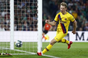 Frenkie de Jong comemora o golaço que marcou contra o Betis, o primeiro do Barça na vitória por 3 a 2, no Benito Villamarín, em Sevilha