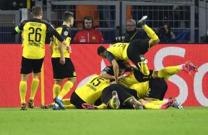 Os jogadores do Borussia Dortmund se amontoam sobre Haaland para celebrar um dos golaços do atacante norueguês