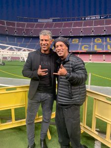 Frank Rijkaard e Ronaldinho Gaúcho no Camp Nou.