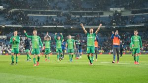 Os jogadores da Real Sociedad fazem a festa no Bernabéu após golear o Real Madrid por 4 a 3