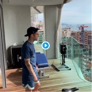 Cesc Fábregas na sacada do seu apartamento.