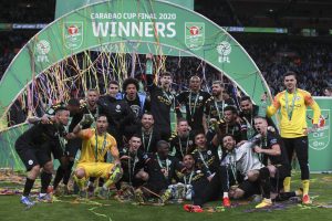 Os jogadores do Manchester City comemoram o tricampeonato da Copa da Liga Inglesa.