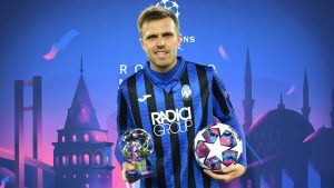 Ilicic com a bola do jogo e o troféu de MVP do duelo no qual marcou quatro gols contra o Valencia.