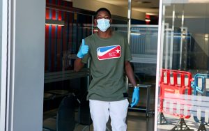 Dembélé, na Cidade Esportiva Joan Gamper, fazendo sinal de positivo com o dedo.