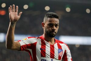 O lateral brasileiro do Atlético de Madrid, Renan Lodi, testou positivo para a Covid-19