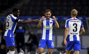 Matheus Cunha (de frente) comemora o gol marcado na vitória por 4 a 0 do Hertha sobre o Union Berlim, pela 27ª rodada do Campeonato Alemão.