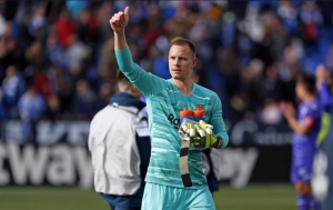 Ter Stegen após uma partida fazendo o sinal de positivo com uma das mãos.