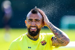 Vidal se refrescando durante um treino em Barcelona.
