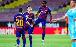Ansu Fati saltando ao lado de Arthur e Sergi Roberto par comemorar o gol contra o Leganés.