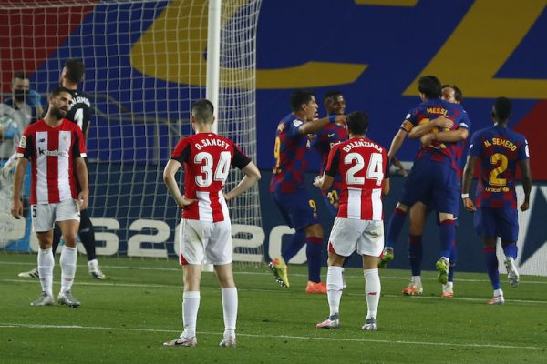 Jogadores do Barça comemoram o gol de Rakitic diante de alguns jogadores do Athletic abatidos. 