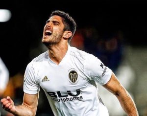Gonçalo Guedes, comemorando um gol pelo Valencia na temporada passada.