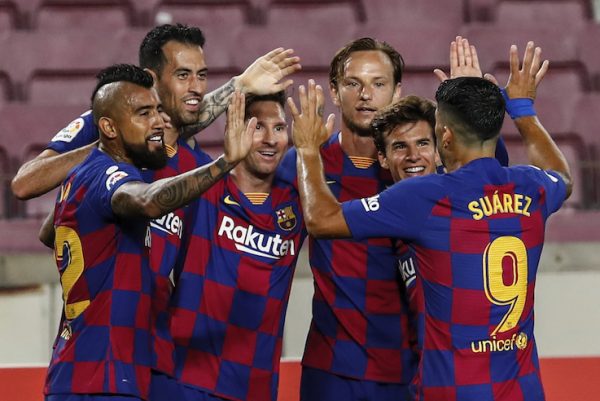 Messi comemorando com os companheiros no gramado do Camp Nou o 700º gol na carreira.