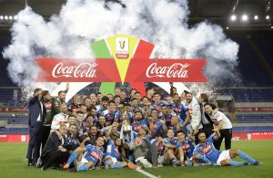 Jogadores do Napoli comemoram título.