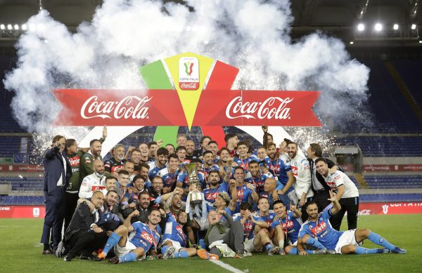 Jogadores do Napoli comemoram título. 