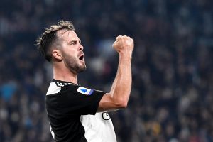 Pjanic, em campo, celebrando um gol marcado com a camisa da Juventus.