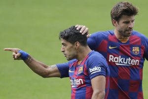 Suárez comemora ao lado de Piqué um dos gols marcados contra o Celta de Vigo, no último sábado (27/06), pela Liga Espanhola.