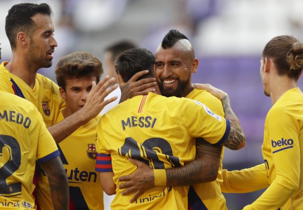 Messi celebra com Arturo Vidal o gol da vitória do Barça sobre o Valladolid (0-1). 
