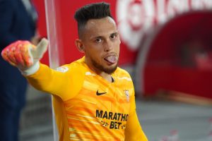 Lucas Ocampos mostrou que além de marcar gols, tem talento como goleiro.