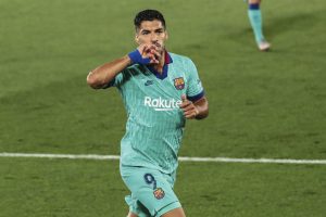 Luis Suárez comemora o golaço marcado contra o Villarreal, o 194º dele com a camisa do Barça.