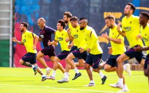 Os craques do Barça correndo durante a sessão de treinamento na Cidade Esportiva Joan Gamper.