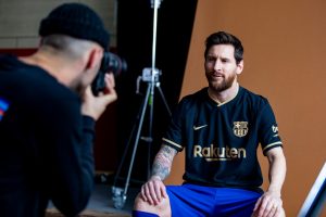 Messi, sentado, durante a sessão de fotos do lançamento do novo uniforme reserva.