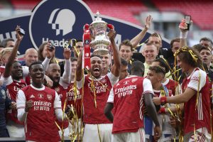O craque do Arsenal e autor de dois gols na final, Aubameyang, levanta o troféu de campeão da FA Cup 2020.