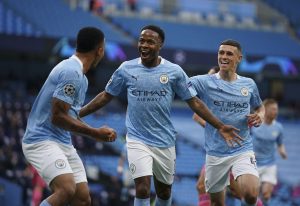 Raheem Sterling (centro) comemora o primeiro gol do Manchester City na vitória sobre Real Madrid por 2 a 1, no Etihado Stadium, em Manchester.