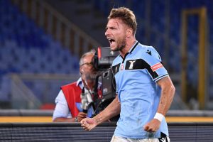 Ciro Immobile comemorando um gol contra o Cagliari no Campeonato Italiano 2019/20.