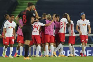Os jogadores do Leipzig comemoram a vitória por 2 a 1 sobre o Atlético de Madrid, em Lisboa, pela Liga dos Campeões.