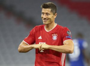 Lewandowski comemorando um dos gols marcados na vitória por 4 a 1 sobre o Chelsea, pelas oitava de final da Liga dos Campeões.