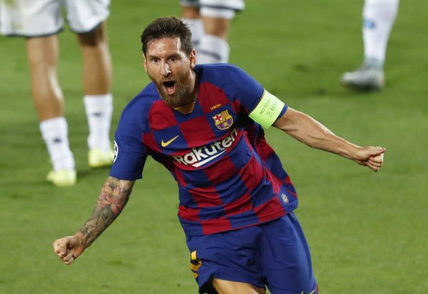 Leo Messi comemora o gol marcado contra o Napoli, no Camp Nou.