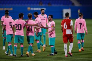 Messi celebra com seus companheiros um dos gols marcados na vitória contra o Girona (3-1)