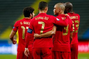 Cristiano Ronaldo comemora com seus companheiros os marcados na vitória de Portugal sobre a Suécia (0-2).