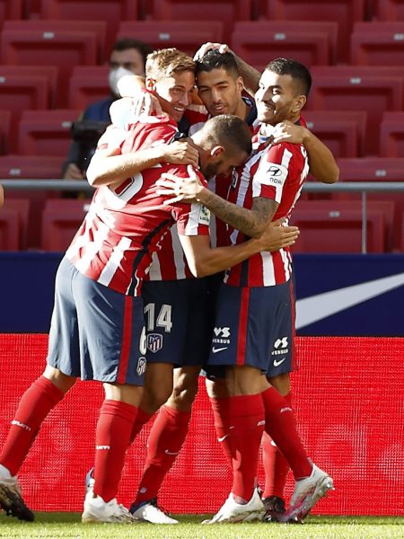 Luis Suárez comemora com seus novos companheiros a sua 'dobradinha' na estreia pelo Atlético de Madrid.