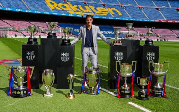 Suárez no gramado do Camp Nou com os 13 troféus que conquistou durante a sua etapa no Barça.
