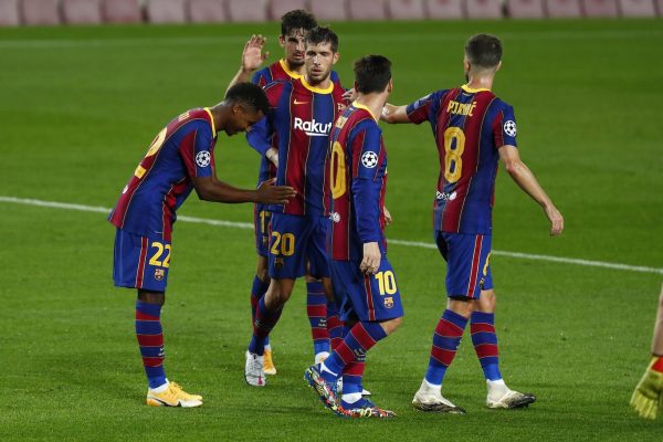 Os craques do Barça celebram o gol de Ansu Fati na vitória por 5 a 1 sobre o Ferencvaros, no Camp Nou, pela Liga dos Campeões. /Joan Monfort - AP/AE