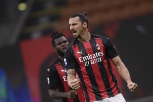 Ibrahimovic comemora o seu segundo gol no duelo entre o Milan e a Roma (3-3), na última segunda-feira, no Estádio San Siro, em Milão.