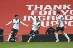 Os jugadores do Tottenham celebram a goleada no gramado do Old Trafford, em Manchester. / Alex Livesey - AP/AE