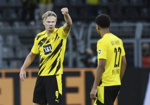 Haaland celebrando um gol pelo Borussia Dortmund, uma rotina na vida do jovem atacante norueguês. / Bernd Thissen - AP/AE