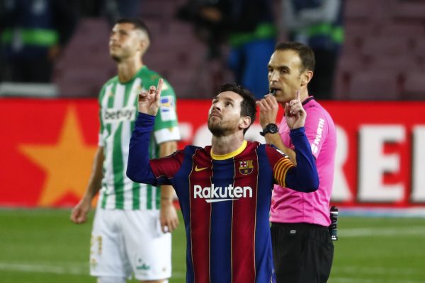 Leo Messi comemora o segundo gol dele na vitória por 5 a 2 sobre o Betis, no Camp Nou, pela Liga Espanhola / Joan Monfort - AP/AE