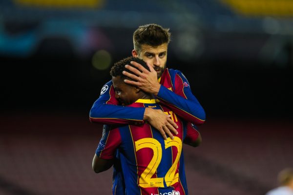Piqué comemora abraçado com Ansu Fati o gol marcado na vitória do Barça por 2 a 1 sobre o Dínamo de Kiev, no Camp Nou, pela Liga dos Campeões. 