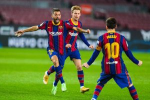 Alba comemora o gol que marcou com os braços abertos e correndo para abraçar Messi.