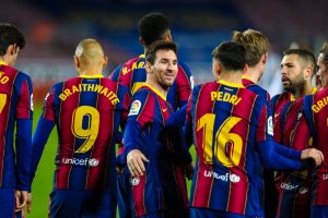 Messi comemora com os companheiros o gol marcado na vitória or 1 a 0 sobre o Levante, no Camp Nou.