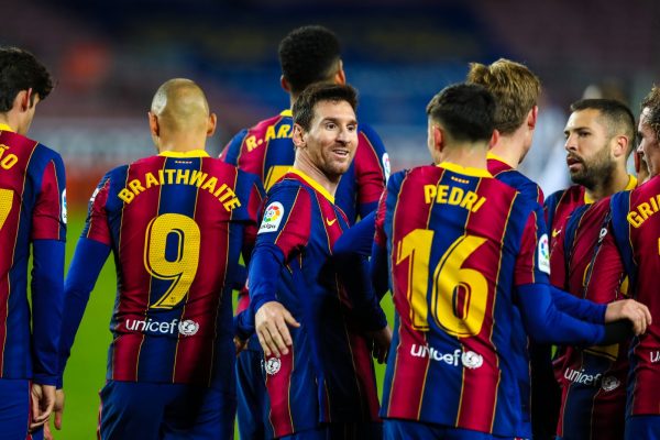 Messi comemora com os companheiros o gol marcado na vitória or 1 a 0 sobre o Levante, no Camp Nou. 