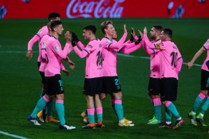 Os craques do Barça comemoram a vitória em Valladolid, pela Liga Espanhola.