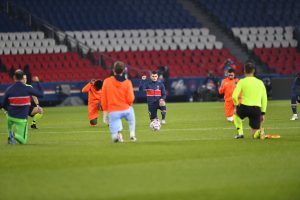 Os jogadores do PSG, do Istanbul e os árbitros fizeram um protesto contra o racismo antes da retomada do duelo entre ambas as equipes na Liga dos Campeões. / Twitter: @PSGbrasil