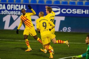 De Jong comemora com Dembélé e Braithwaite o gol marcado na vitória contra o Huesca (0-1).