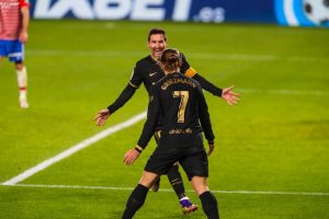 Messi e Griezmann celebram juntos um dos gols marcados contra o Granada.