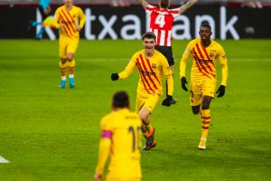 Messi (de costas) comemora com Pedri e Dembélé o gol da virada do Barça sobre o Athletic no Estádio San Mamés.