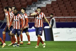 Suárez comemora o gol marcado na vitória do Atlético por 3 a 1 sobre o Valencia.